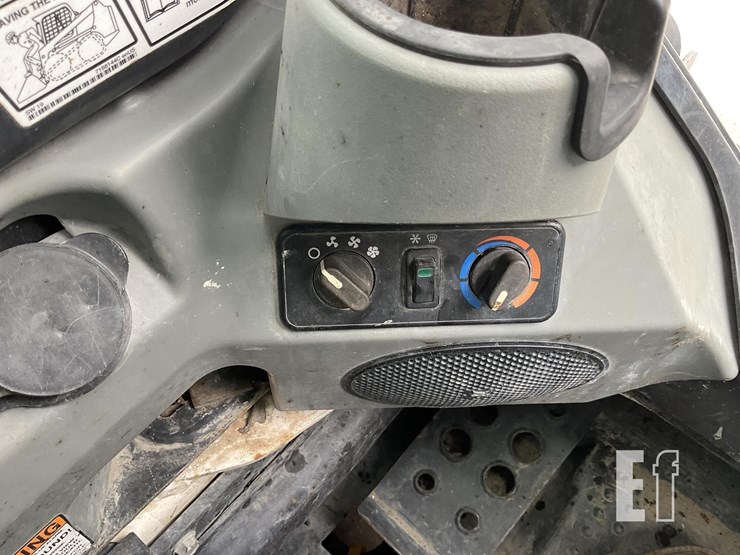 2021-bobcat-t740-image-16