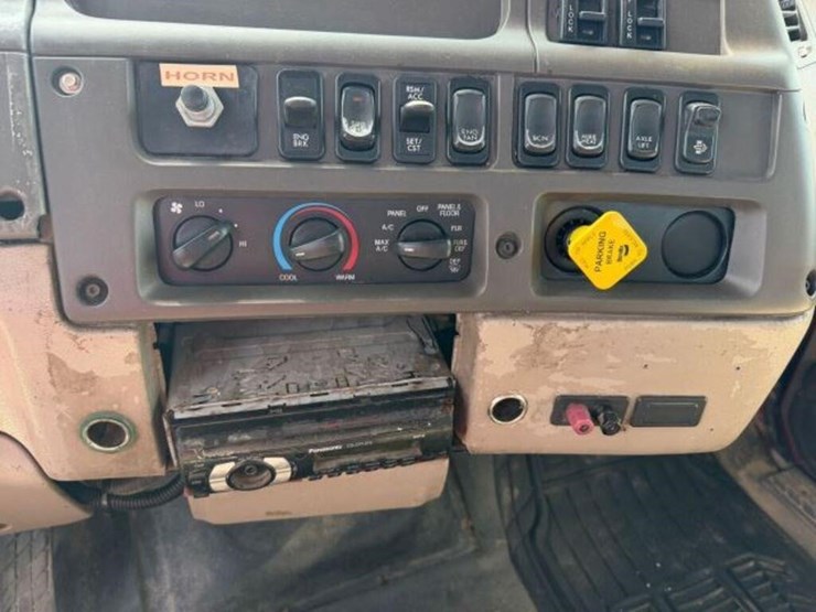 2009-sterling-l8500-image-14