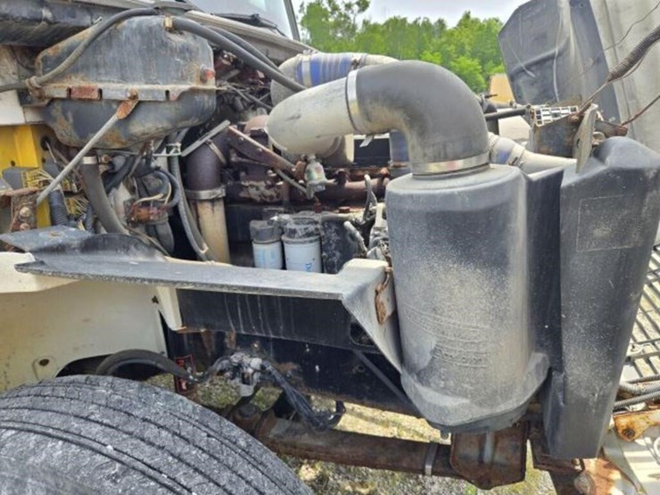 2000-freightliner-fl80-image-42