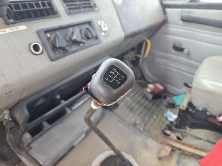 2000-freightliner-fl80-image-29