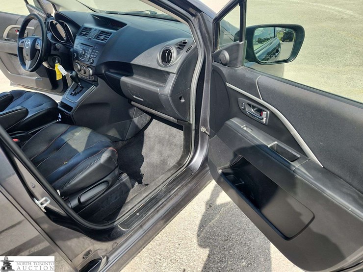 2015-mazda-mazda5-image-18