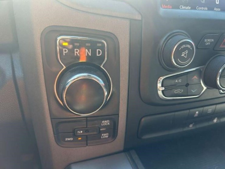 2021-ram-1500-classic-image-17
