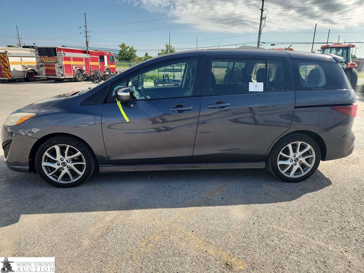 2015-mazda-mazda5-image-4
