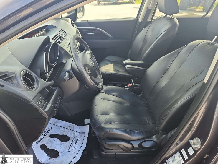 2015-mazda-mazda5-image-11
