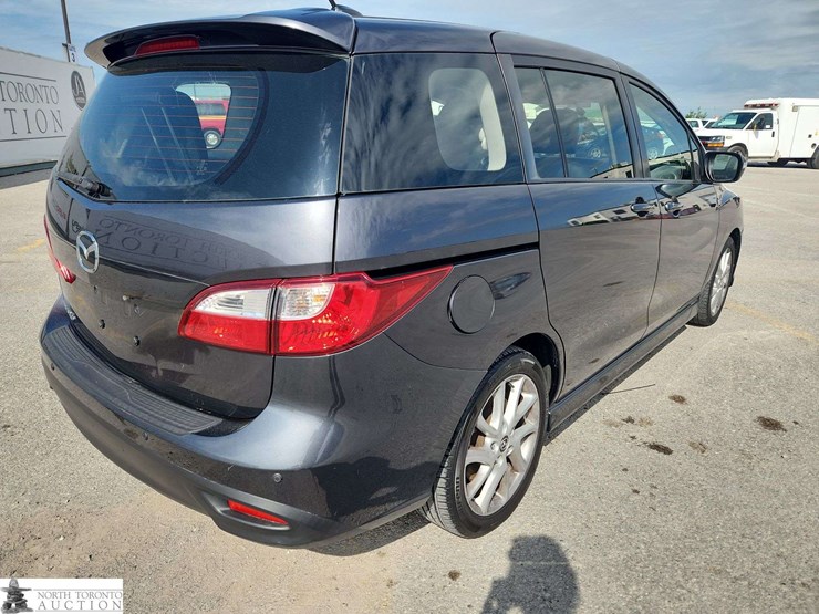 2015-mazda-mazda5-image-7