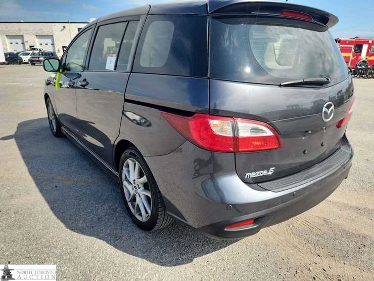 2015-mazda-mazda5-image-5