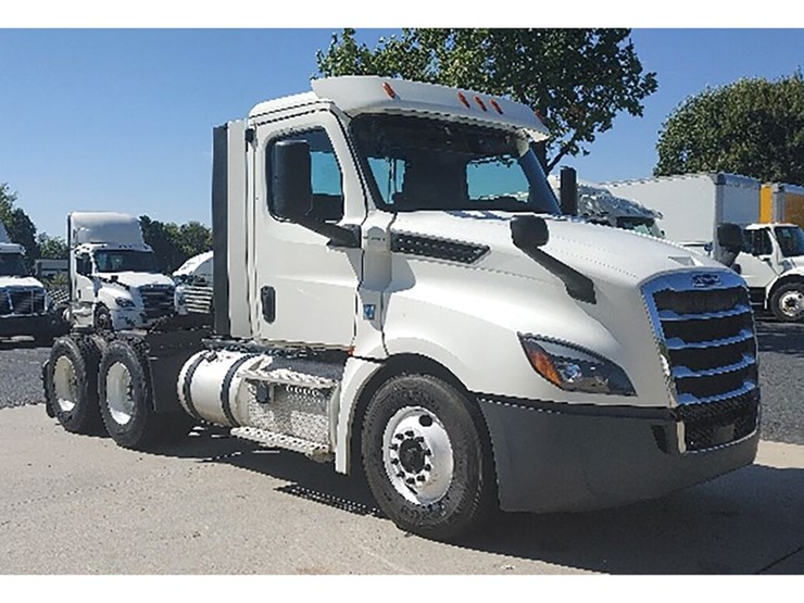 2018-freightliner-cascadia-126-image-1