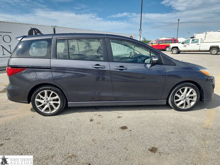 2015-mazda-mazda5-image-8