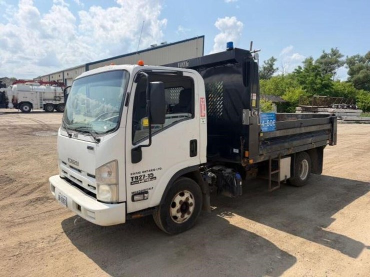 2015-isuzu-npr-image-1