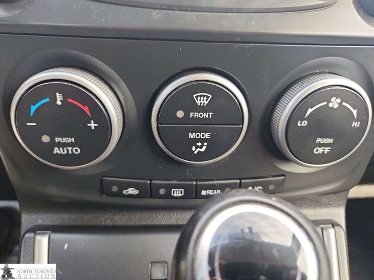 2015-mazda-mazda5-image-27