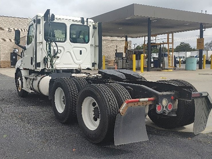 2018-freightliner-cascadia-126-image-2