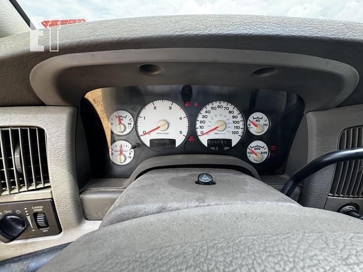 2004-dodge-2500-image-8