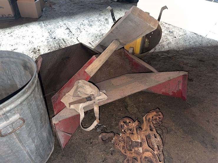 assorted-farm-equipment-and-hardware-lot-image-4