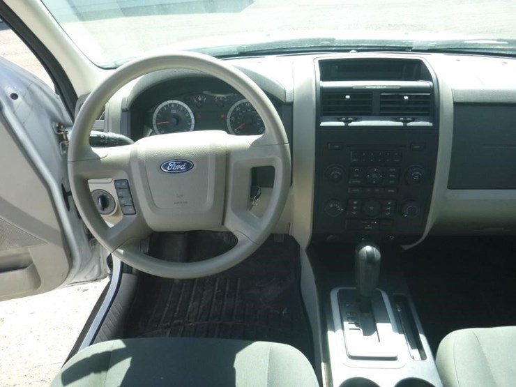 2010-ford-escape-image-9
