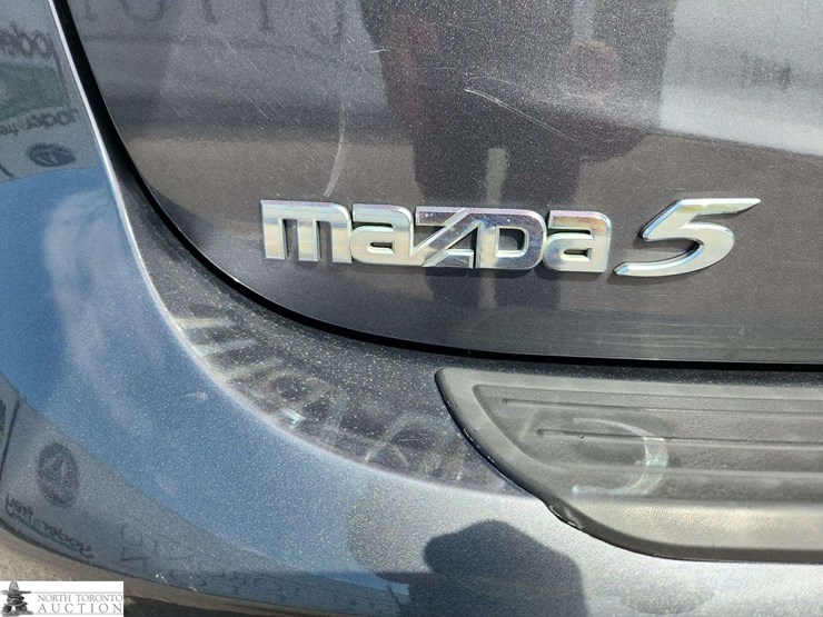 2015-mazda-mazda5-image-32