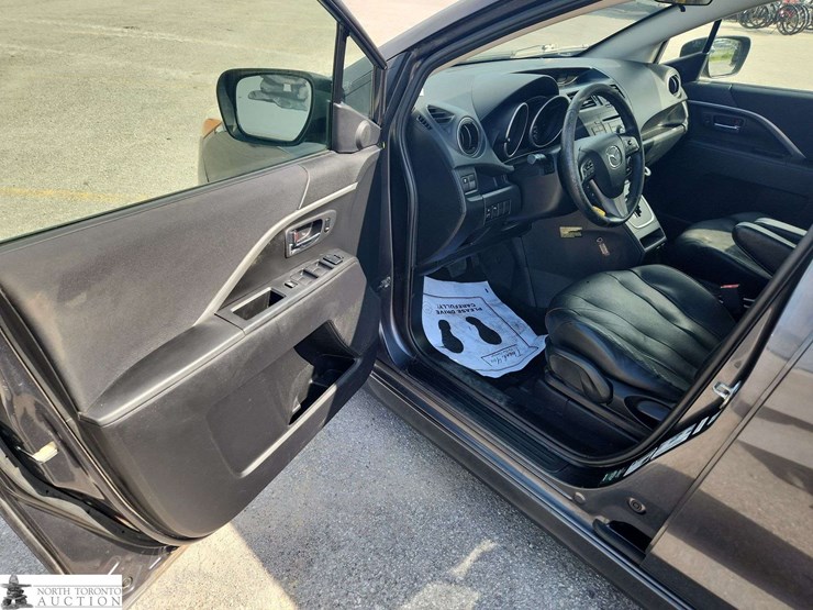 2015-mazda-mazda5-image-10