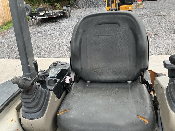 2013-case-cx27b-image-14