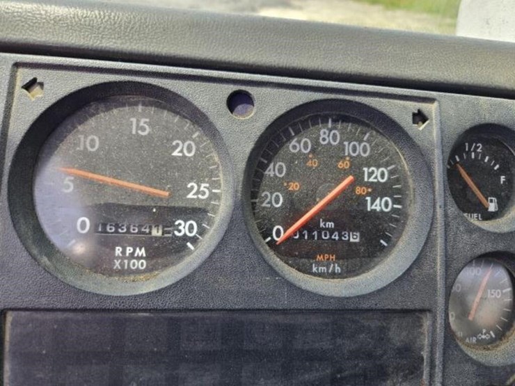 2000-freightliner-fl80-image-28