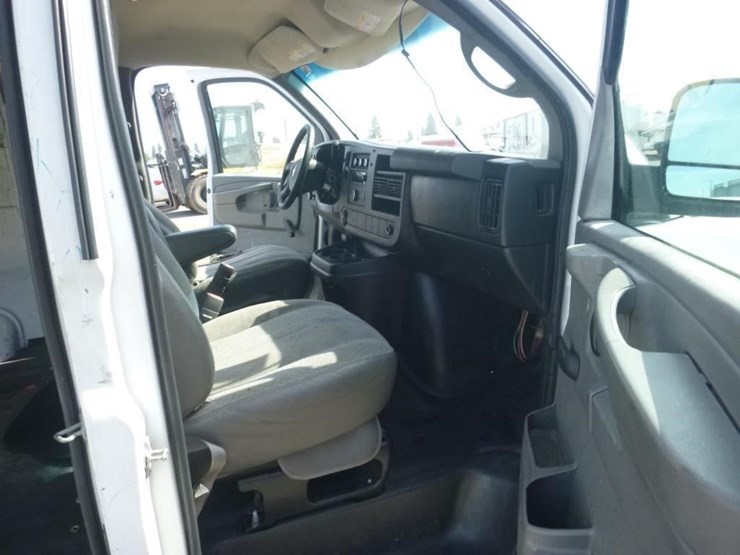 2010-chevrolet-express-2500-image-6