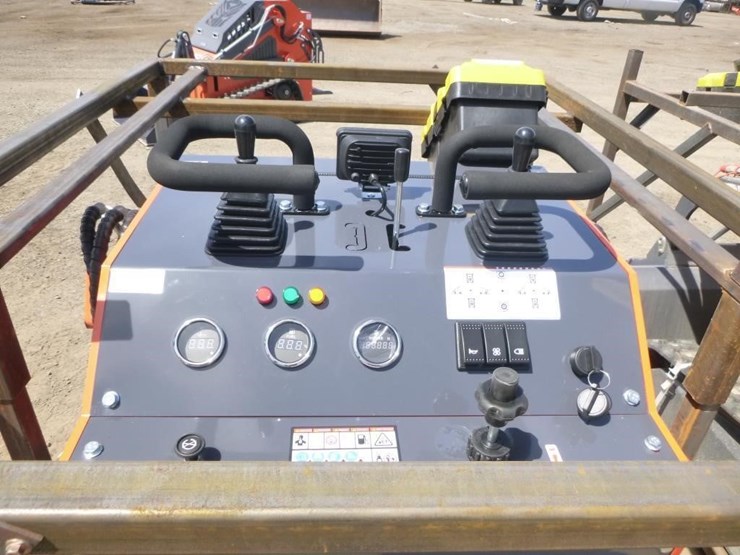 2026-tpm-t460-skid-steer-track-loader-image-13