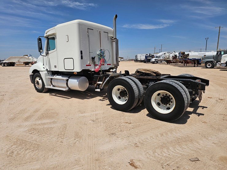 freightliner-cascaida-sleeper-truck-image-3