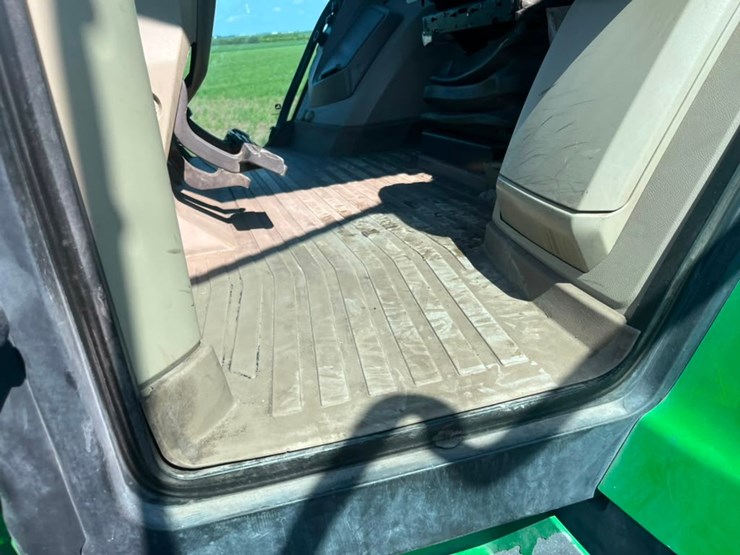 2023-john-deere-7r-210-image-32