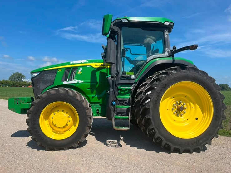 2023-john-deere-7r-210-image-2