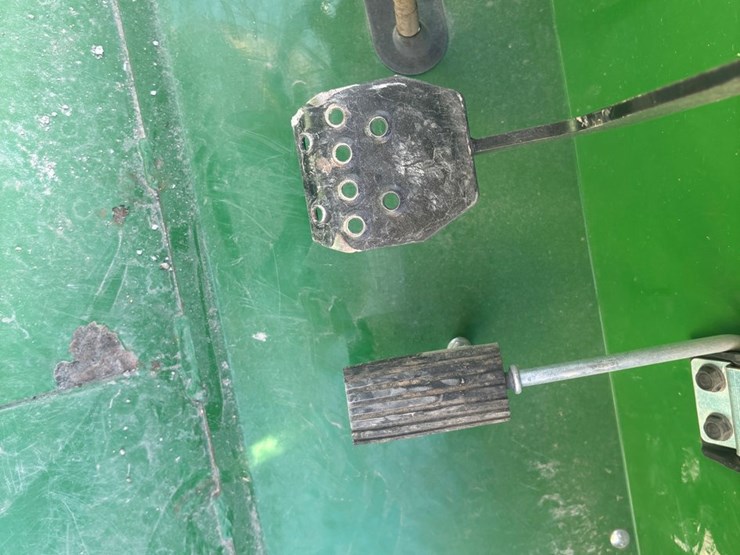 2016-john-deere-gator-image-34