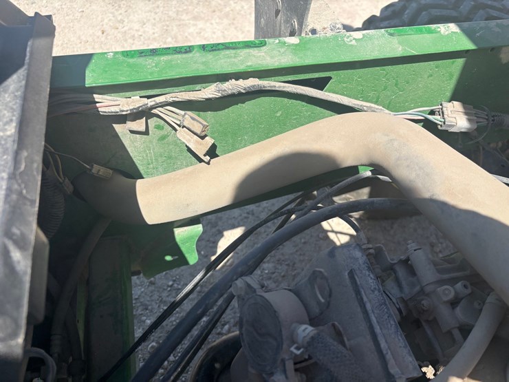 2016-john-deere-gator-image-21