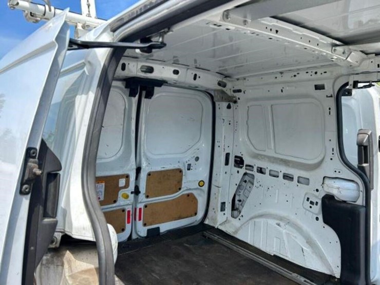 2015-ford-cargo-image-29