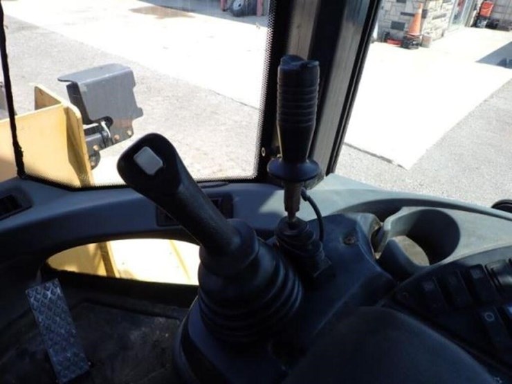 2011-new-holland-w110b-image-15