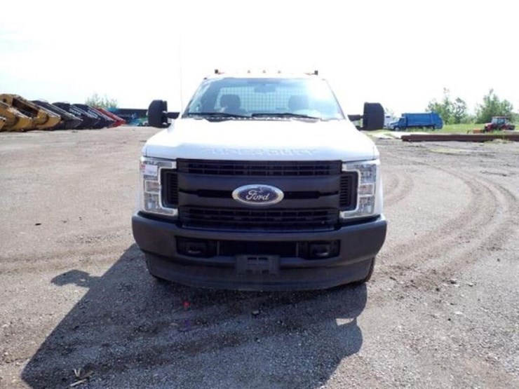2019-ford-f350-xl-image-3
