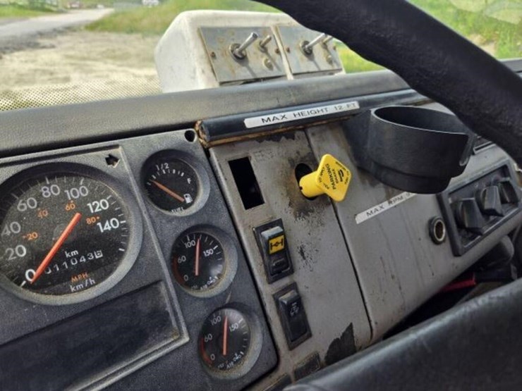 2000-freightliner-fl80-image-30