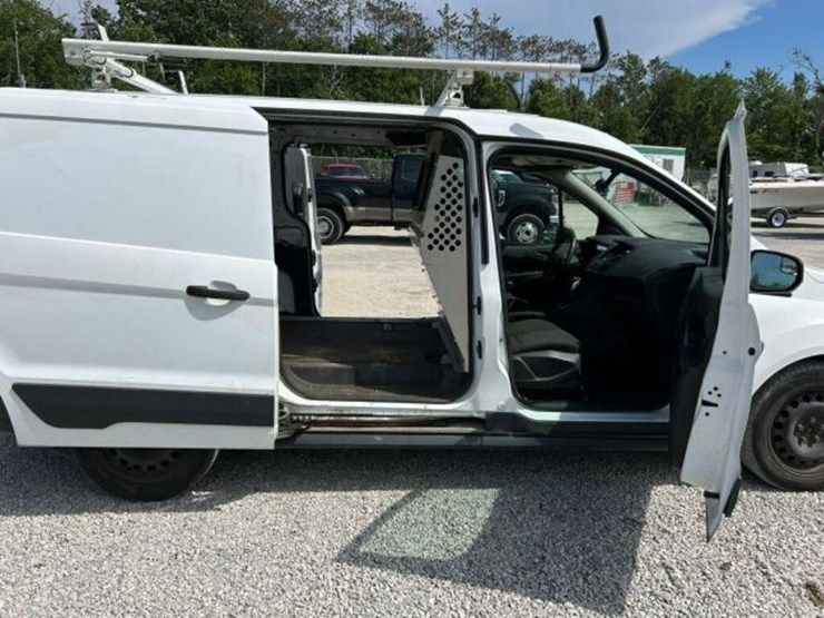 2015-ford-cargo-image-30