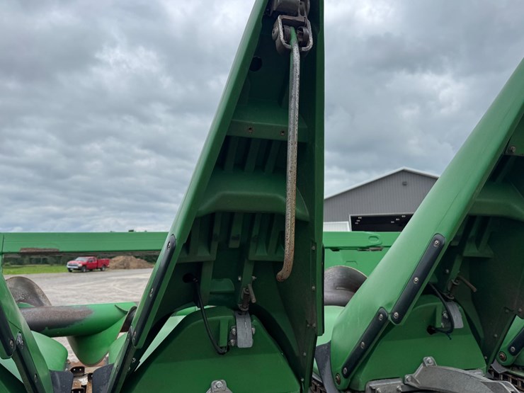 2015-john-deere-608c-image-12