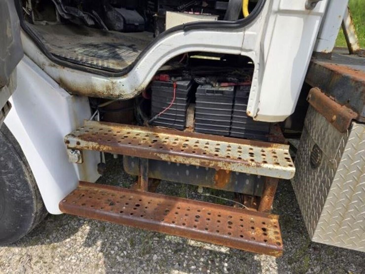 2000-freightliner-fl80-image-36