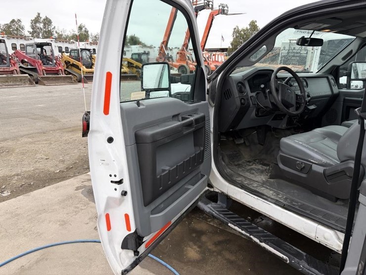 2016-ford-f350-xl-image-16