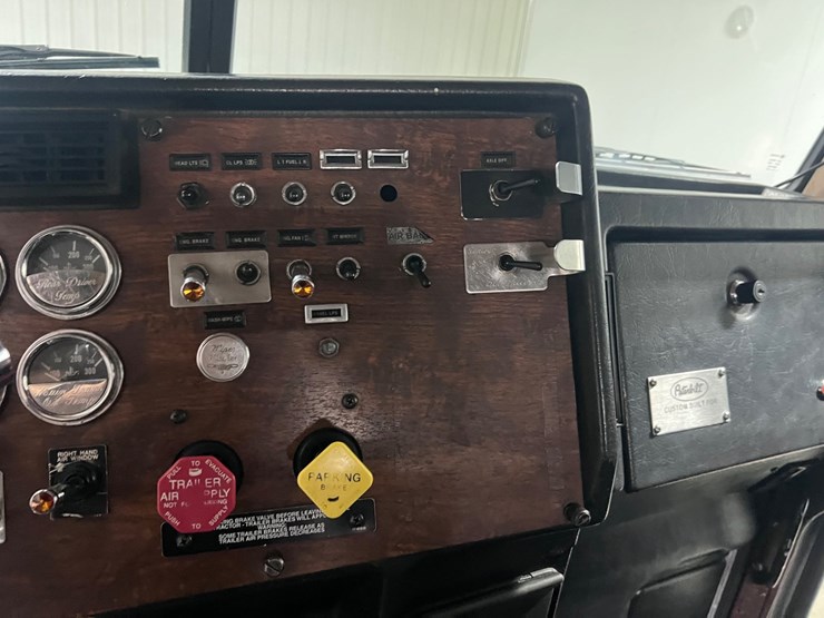 peterbilt-379-image-57