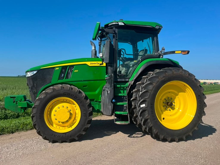 2023-john-deere-7r-210-image-3