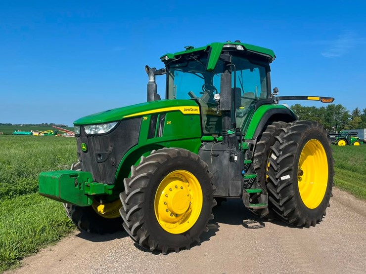 2023-john-deere-7r-210-image-1