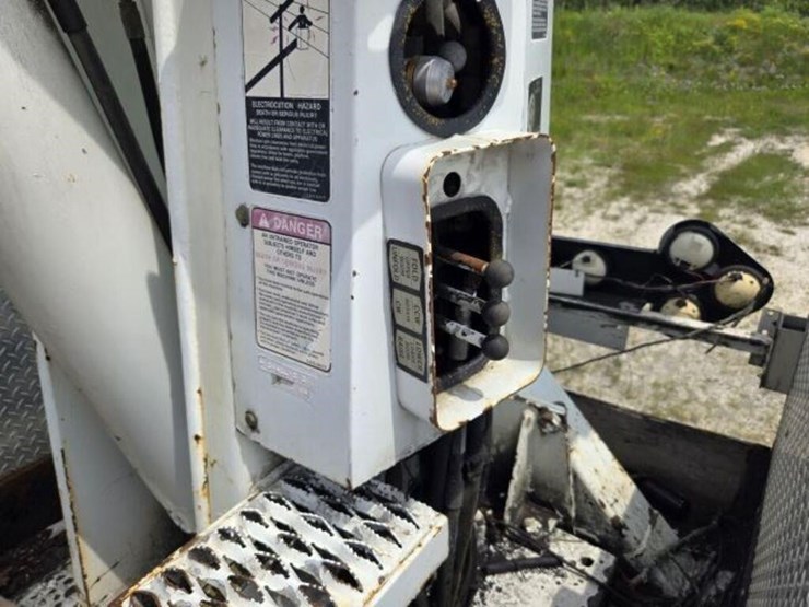 2000-freightliner-fl80-image-18