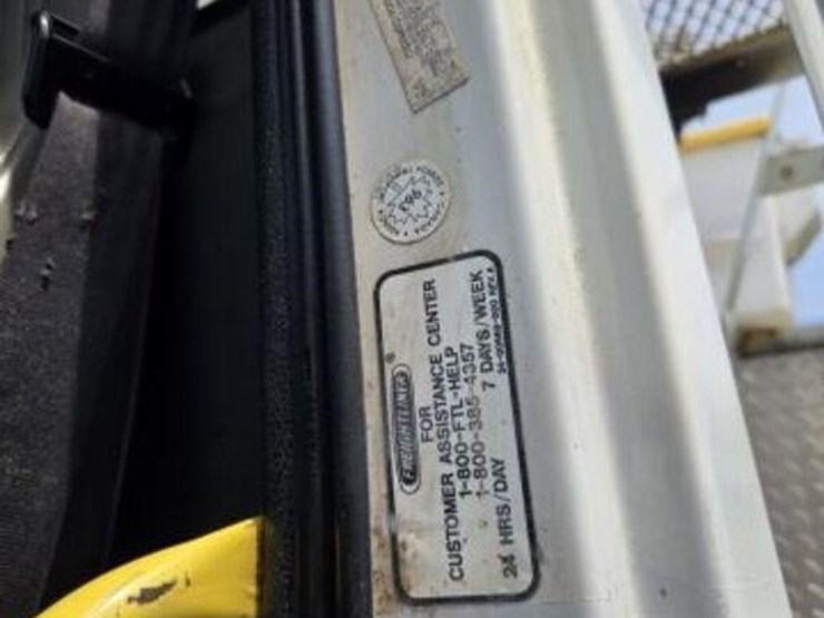 2000-freightliner-fl80-image-24
