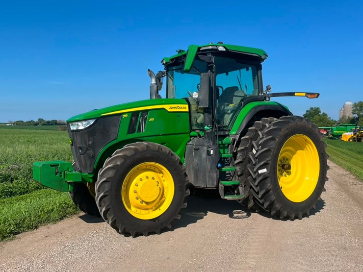 2023-john-deere-7r-210-image-2