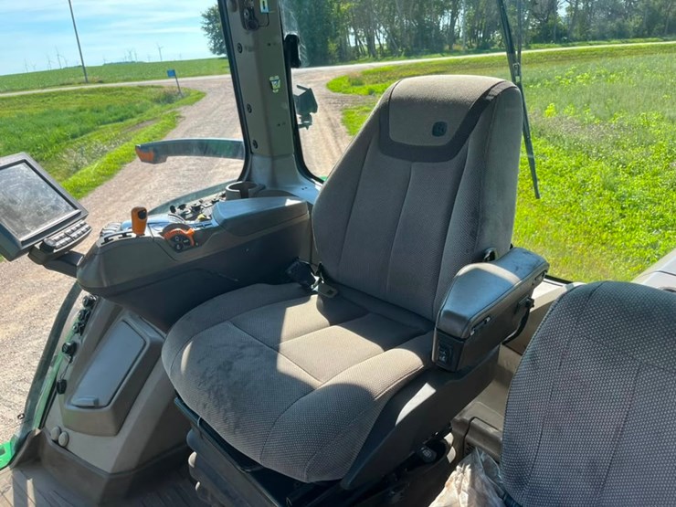 2023-john-deere-7r-210-image-31