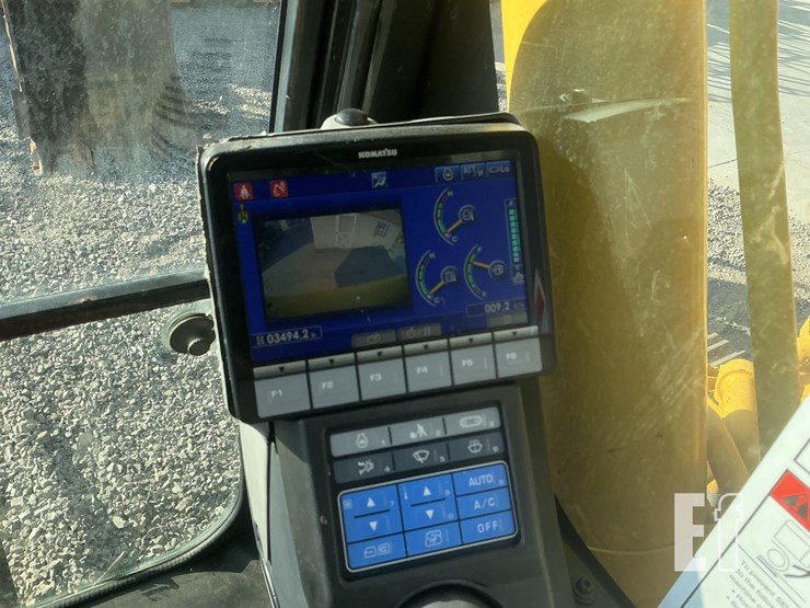 komatsu-pc210-lc-11-image-15