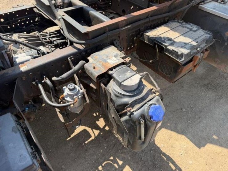 2015-isuzu-npr-image-30