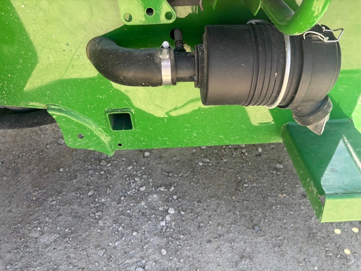 2016-john-deere-gator-image-37