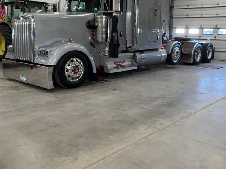 2023-kenworth-w900l-image-1