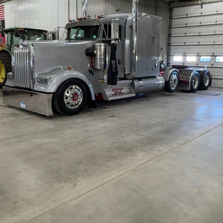 2023 KENWORTH W900L