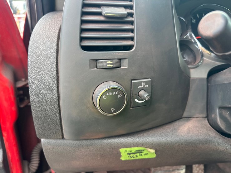 2011-chevrolet-1500-image-32